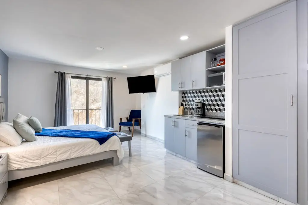 Hotel room with ocean-view rooftop infinity pool, AC, & gym - dog-friendly