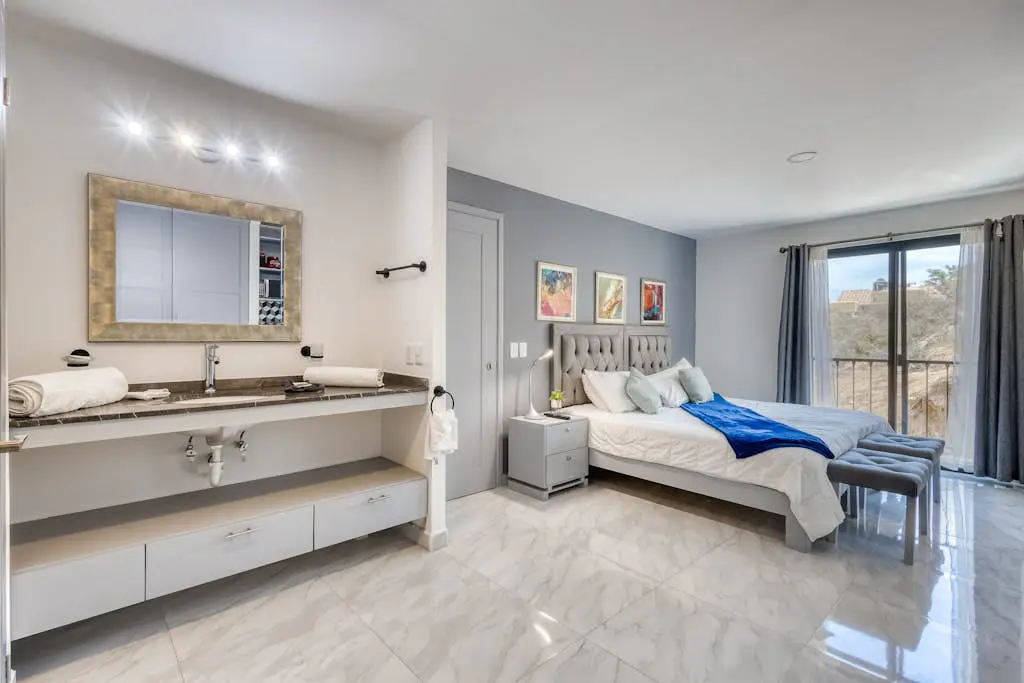 Hotel room with ocean-view rooftop infinity pool, AC, & gym - dog-friendly