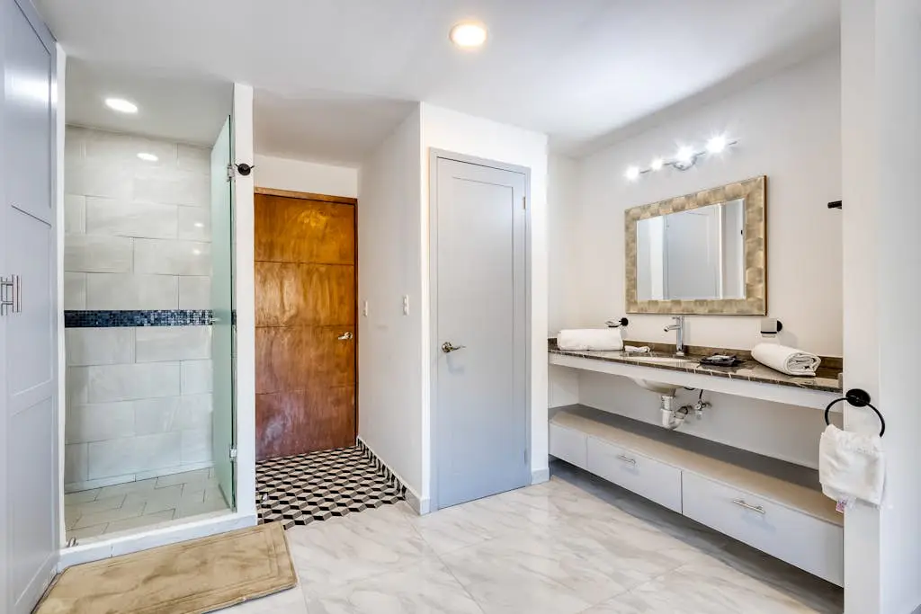 Hotel room with ocean-view rooftop infinity pool, AC, & gym - dog-friendly