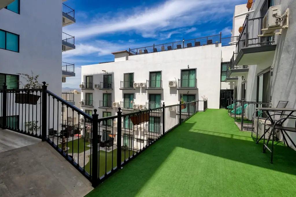 Hotel room with ocean-view rooftop infinity pool, AC, & gym - dog-friendly