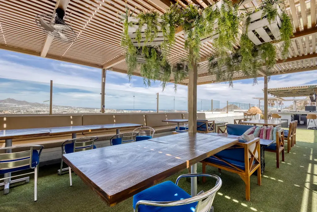 Hotel room with ocean-view rooftop infinity pool, AC, & gym - dog-friendly