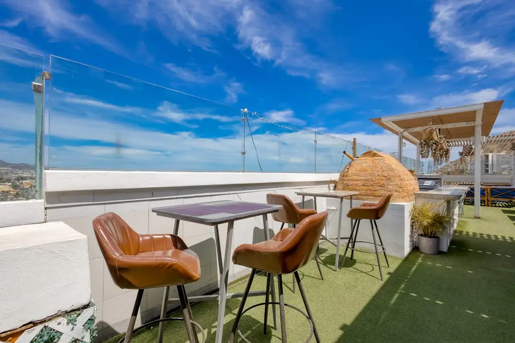 Hotel room with ocean-view rooftop infinity pool, AC, & gym - dog-friendly