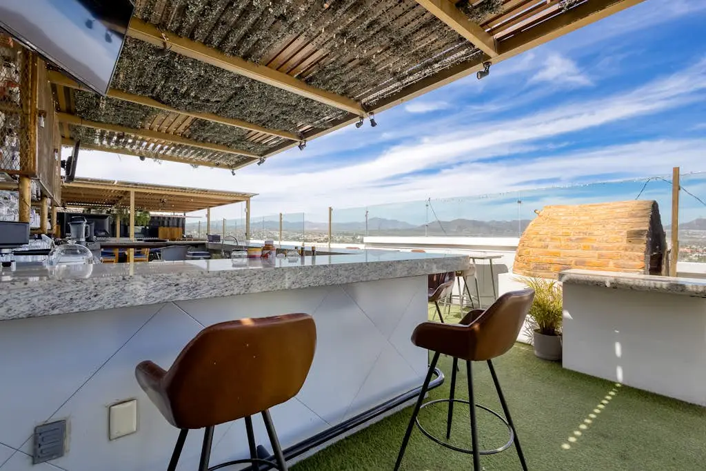 Hotel room with ocean-view rooftop infinity pool, AC, & gym - dog-friendly