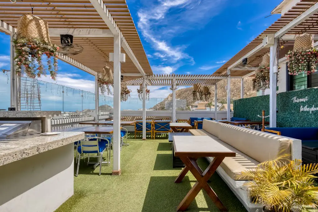 Hotel room with ocean-view rooftop infinity pool, AC, & gym - dog-friendly