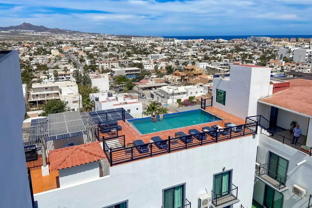 Hotel room with ocean-view rooftop infinity pool, AC, & gym - dog-friendly