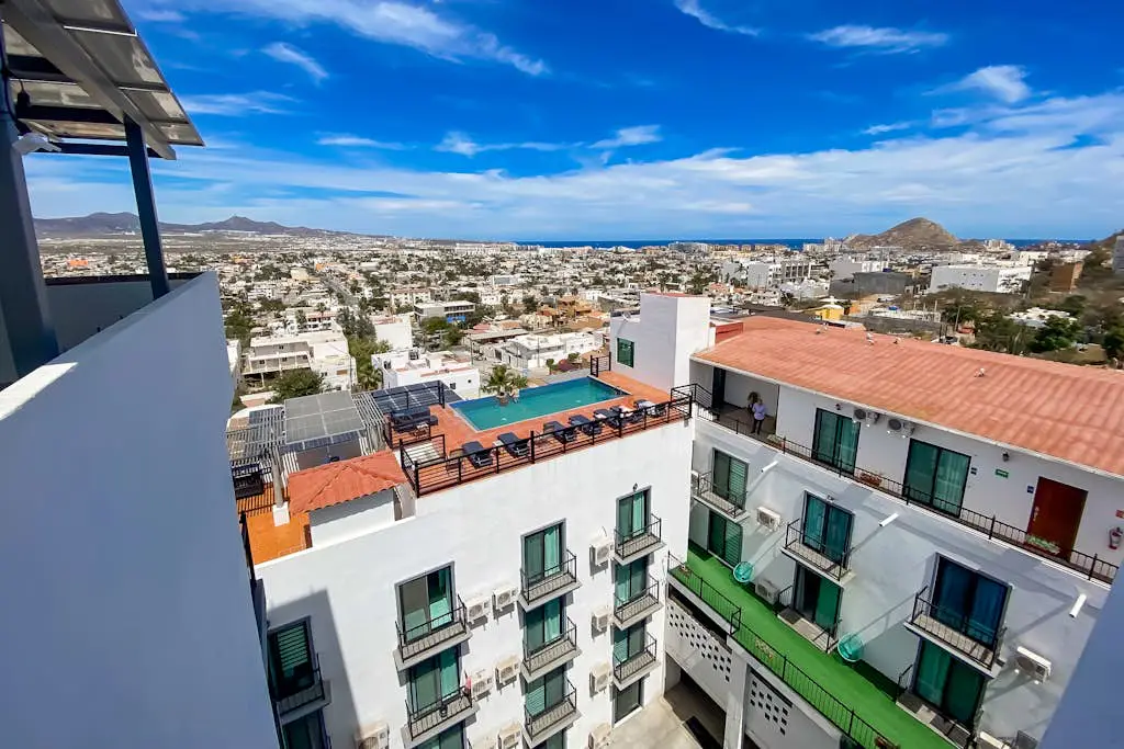 Hotel room with ocean-view rooftop infinity pool, AC, & gym - dog-friendly