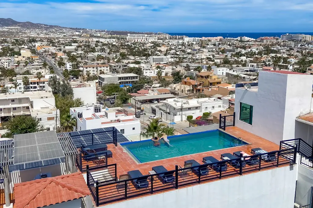 Hotel room with ocean-view rooftop infinity pool, AC, & gym - dog-friendly