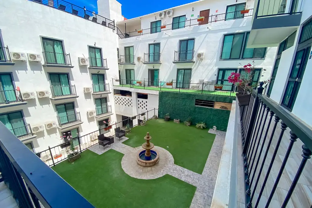 Hotel room with ocean-view rooftop infinity pool, AC, & gym - dog-friendly