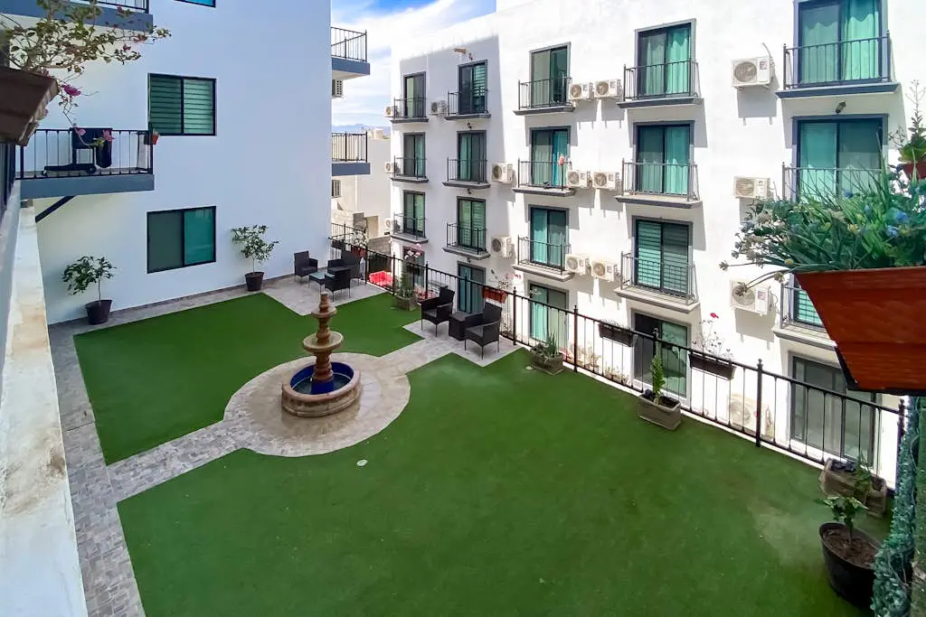 Hotel room with ocean-view rooftop infinity pool, AC, & gym - dog-friendly