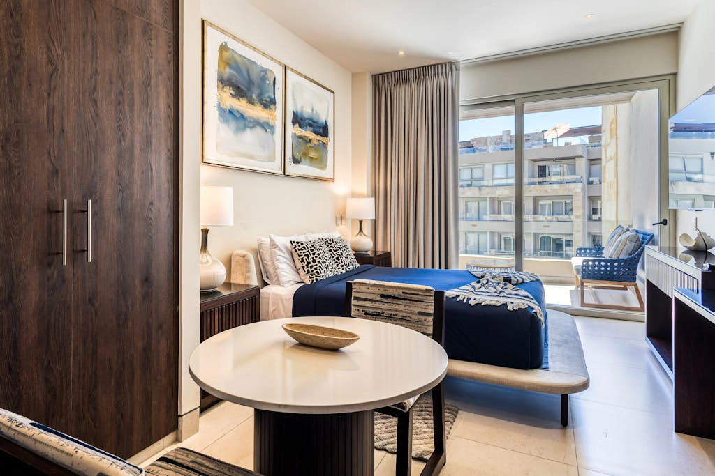 Exquisite apartment with balcony, TV, WiFi, heated pool. & gym/fitness room