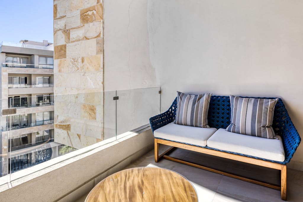 Exquisite apartment with balcony, TV, WiFi, heated pool. & gym/fitness room