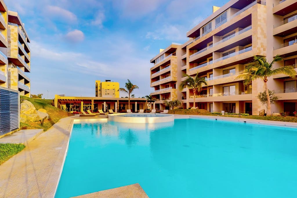 Exquisite apartment with balcony, TV, WiFi, heated pool. & gym/fitness room