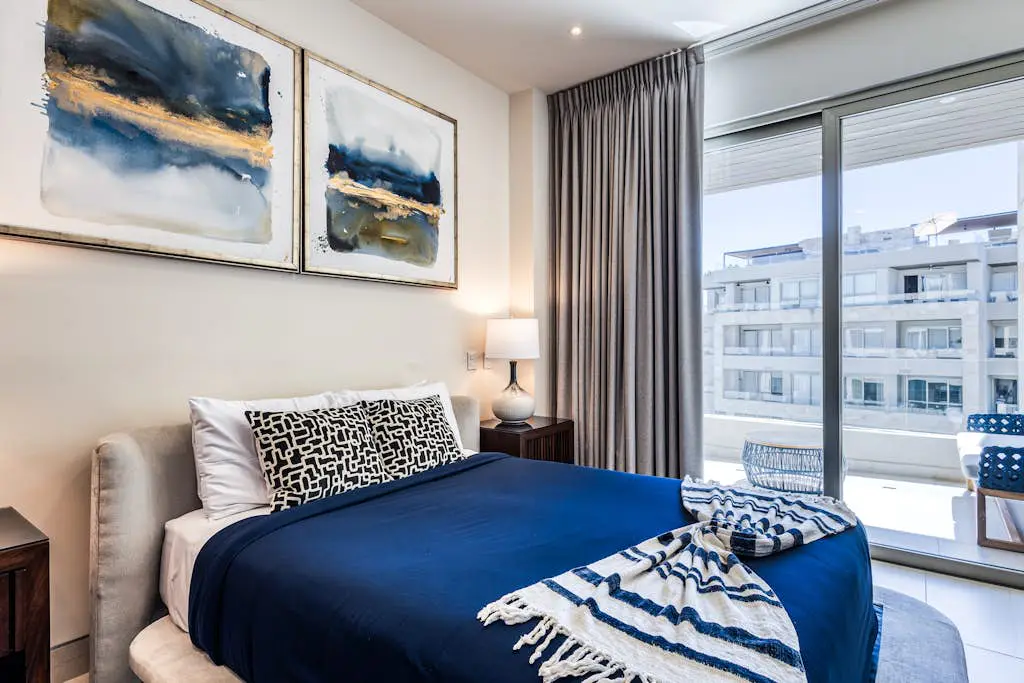 Exquisite apartment with balcony, TV, WiFi, heated pool. & gym/fitness room