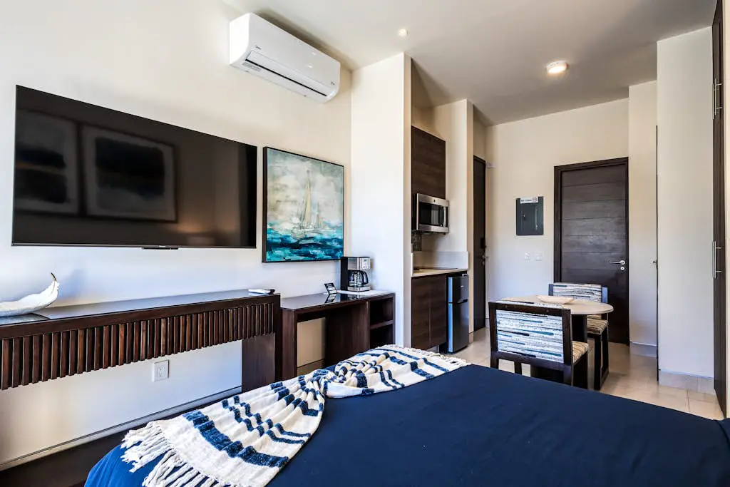 Exquisite apartment with balcony, TV, WiFi, heated pool. & gym/fitness room