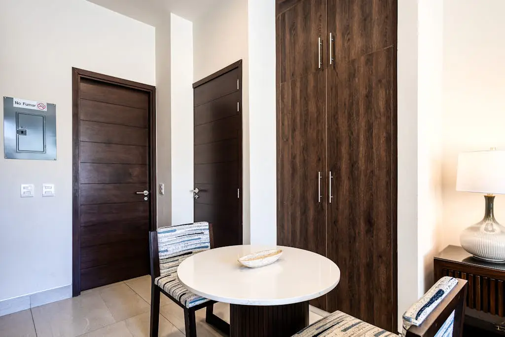 Exquisite apartment with balcony, TV, WiFi, heated pool. & gym/fitness room