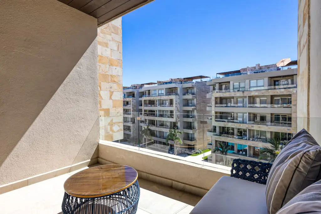 Exquisite apartment with balcony, TV, WiFi, heated pool. & gym/fitness room