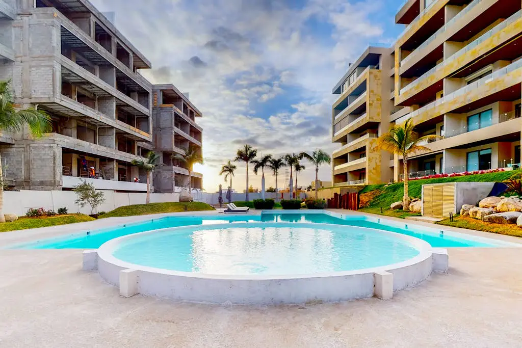 Exquisite apartment with balcony, TV, WiFi, heated pool. & gym/fitness room