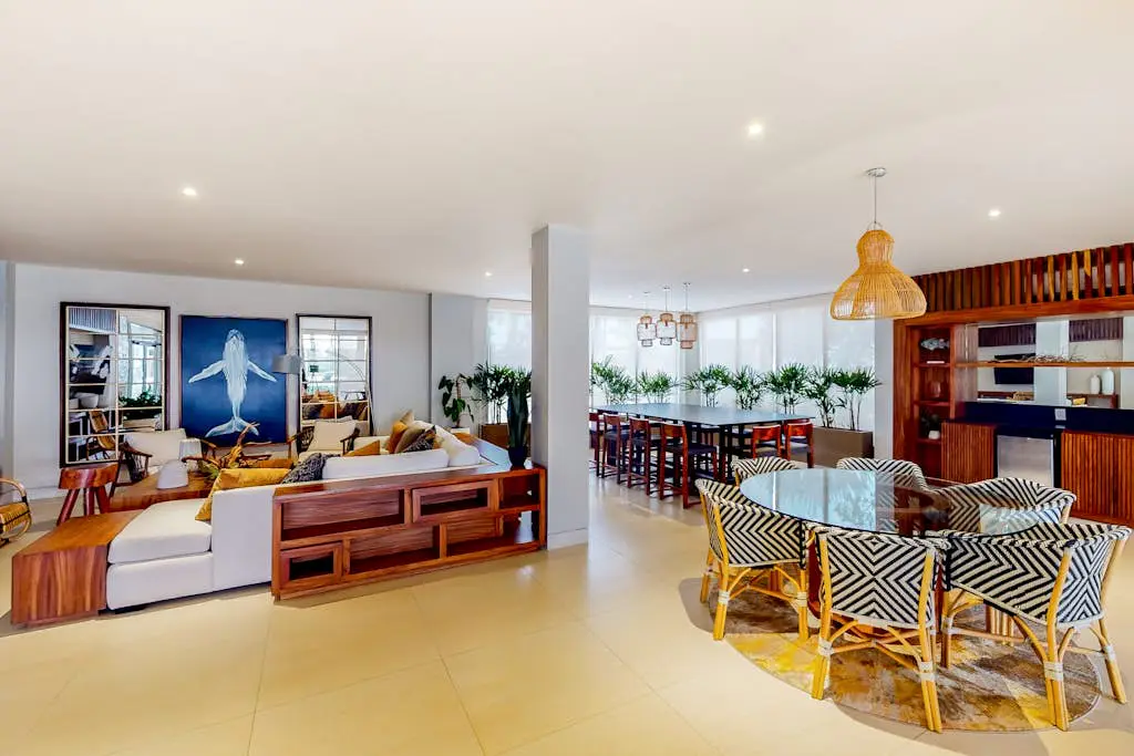 Exquisite apartment with balcony, TV, WiFi, heated pool. & gym/fitness room