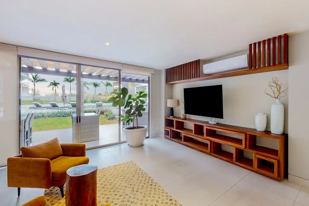 Exquisite apartment with balcony, TV, WiFi, heated pool. & gym/fitness room
