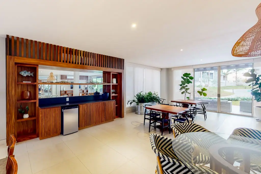 Exquisite apartment with balcony, TV, WiFi, heated pool. & gym/fitness room