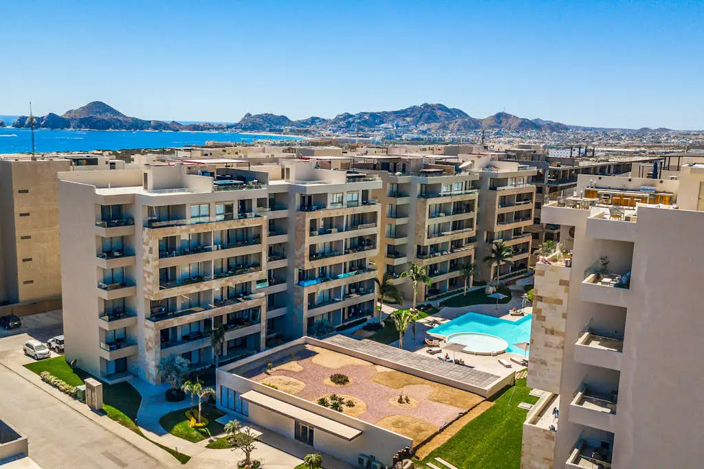 Exquisite apartment with balcony, TV, WiFi, heated pool. & gym/fitness room