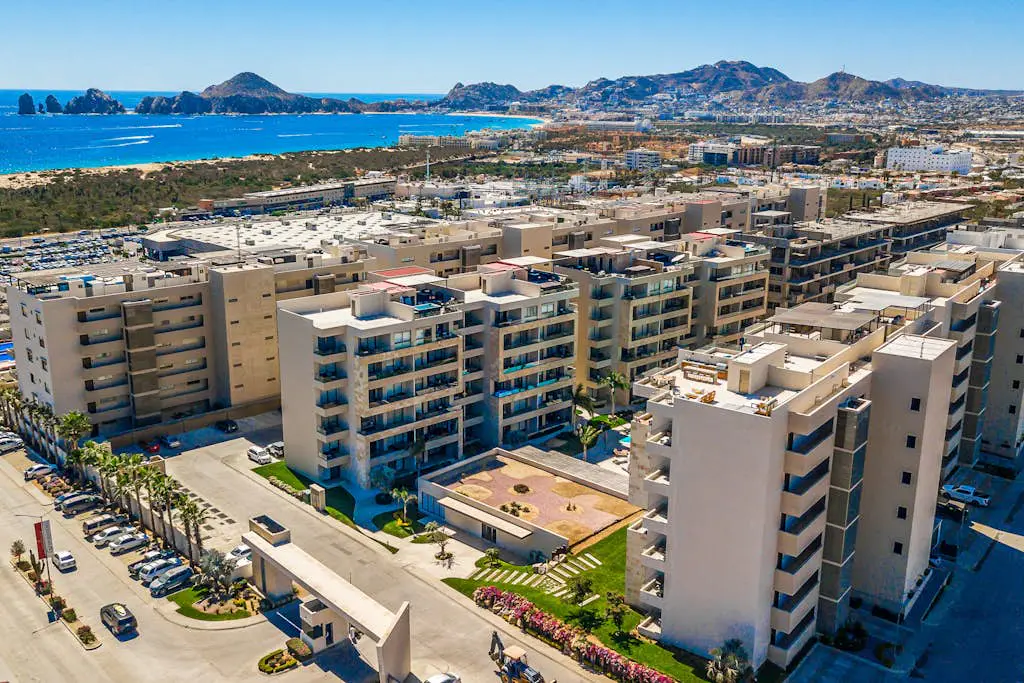 Exquisite apartment with balcony, TV, WiFi, heated pool. & gym/fitness room