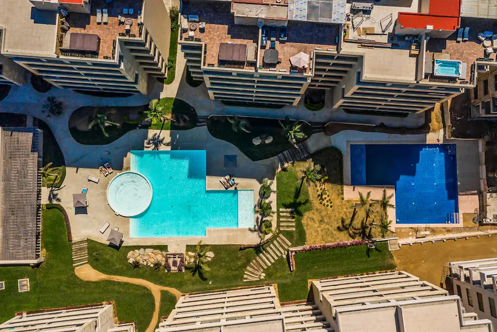 Exquisite apartment with balcony, TV, WiFi, heated pool. & gym/fitness room