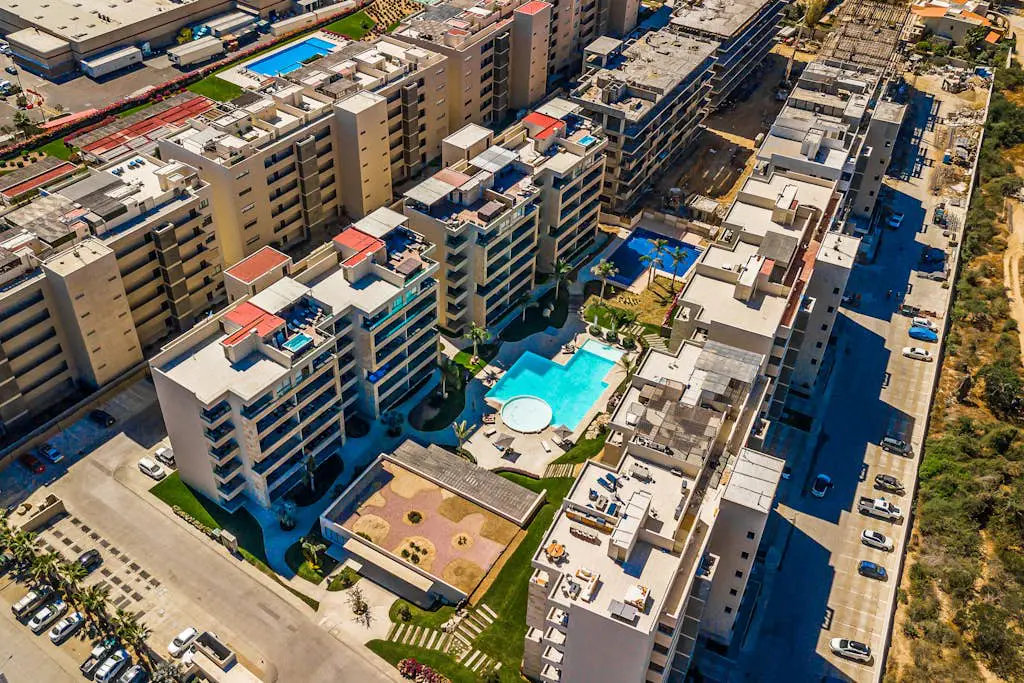 Exquisite apartment with balcony, TV, WiFi, heated pool. & gym/fitness room