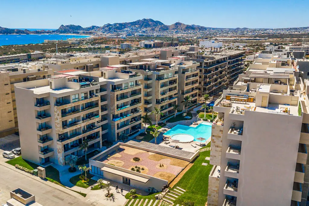 Exquisite apartment with balcony, TV, WiFi, heated pool. & gym/fitness room
