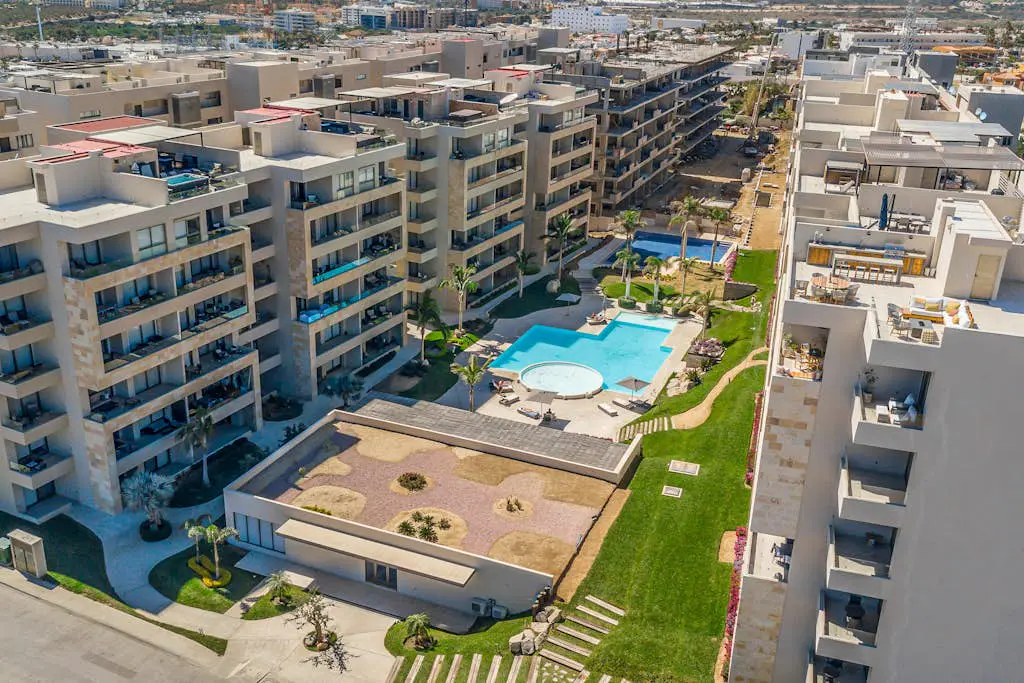 Exquisite apartment with balcony, TV, WiFi, heated pool. & gym/fitness room