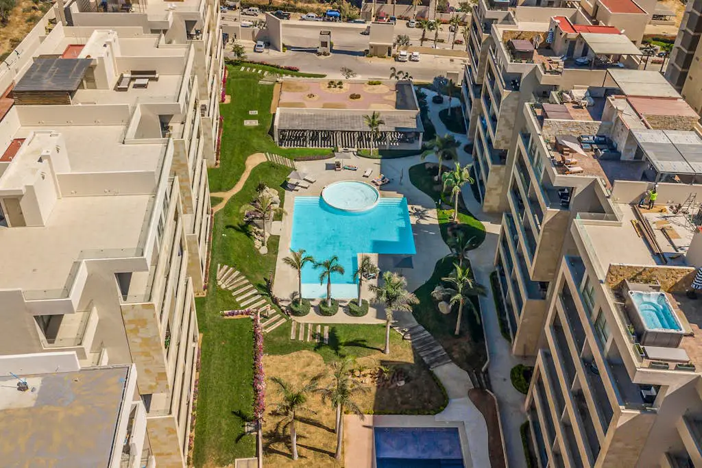 Exquisite apartment with balcony, TV, WiFi, heated pool. & gym/fitness room