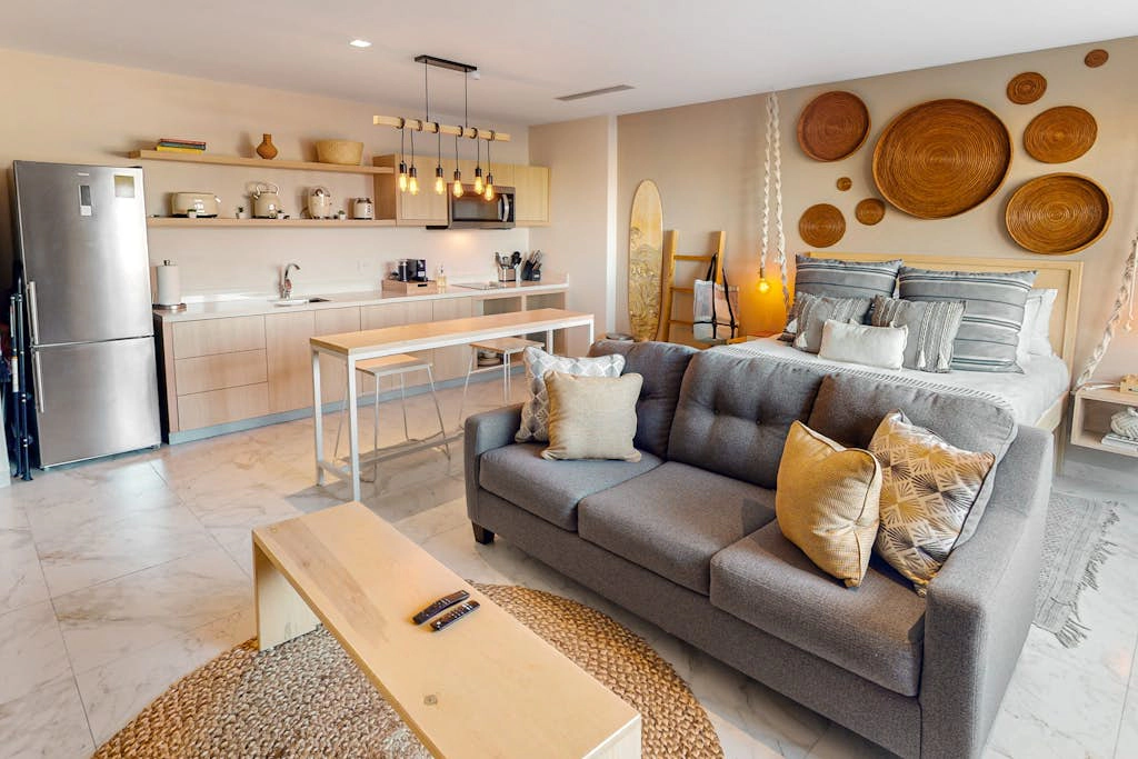 Cozy downtown Studio with Rooftop Pool & Arch/Ocean Views