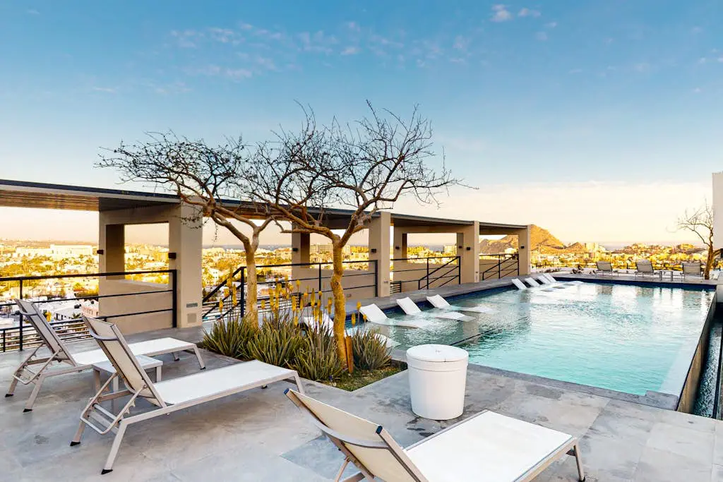 Cozy downtown Studio with Rooftop Pool & Arch/Ocean Views