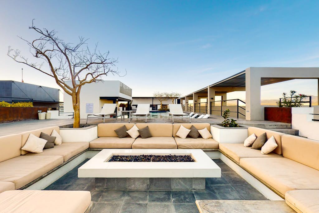 Cozy downtown Studio with Rooftop Pool & Arch/Ocean Views