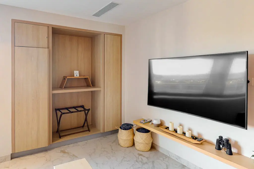 Cozy downtown Studio with Rooftop Pool & Arch/Ocean Views