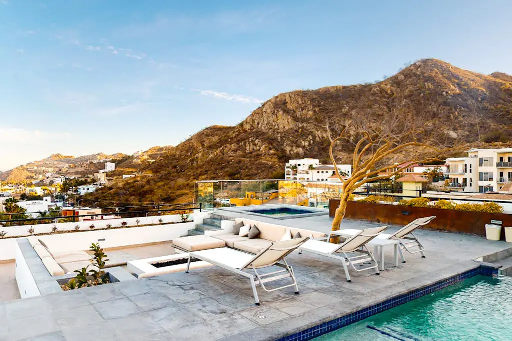 Cozy downtown Studio with Rooftop Pool & Arch/Ocean Views