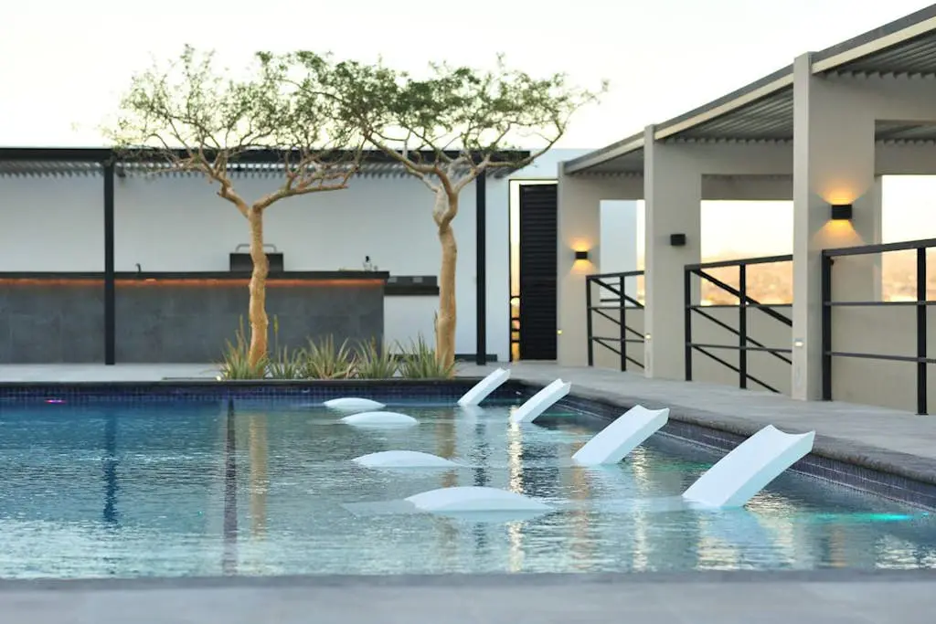 Cozy downtown Studio with Rooftop Pool & Arch/Ocean Views