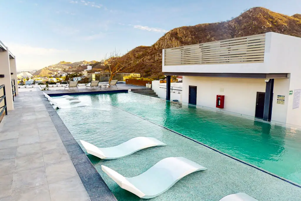 Cozy downtown Studio with Rooftop Pool & Arch/Ocean Views