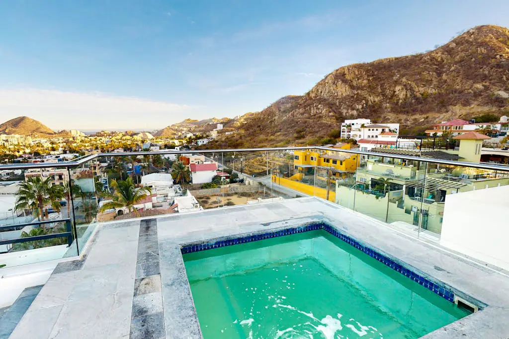 Cozy downtown Studio with Rooftop Pool & Arch/Ocean Views