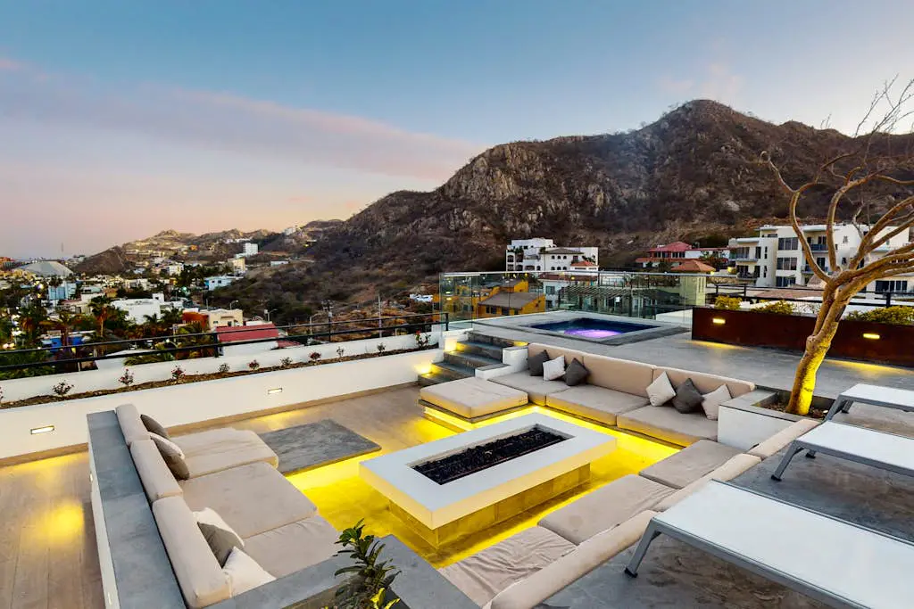Cozy downtown Studio with Rooftop Pool & Arch/Ocean Views