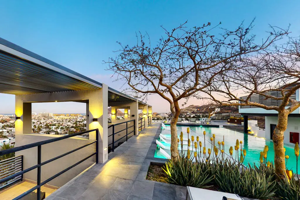 Cozy downtown Studio with Rooftop Pool & Arch/Ocean Views