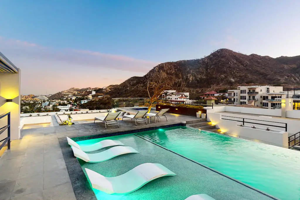 Cozy downtown Studio with Rooftop Pool & Arch/Ocean Views