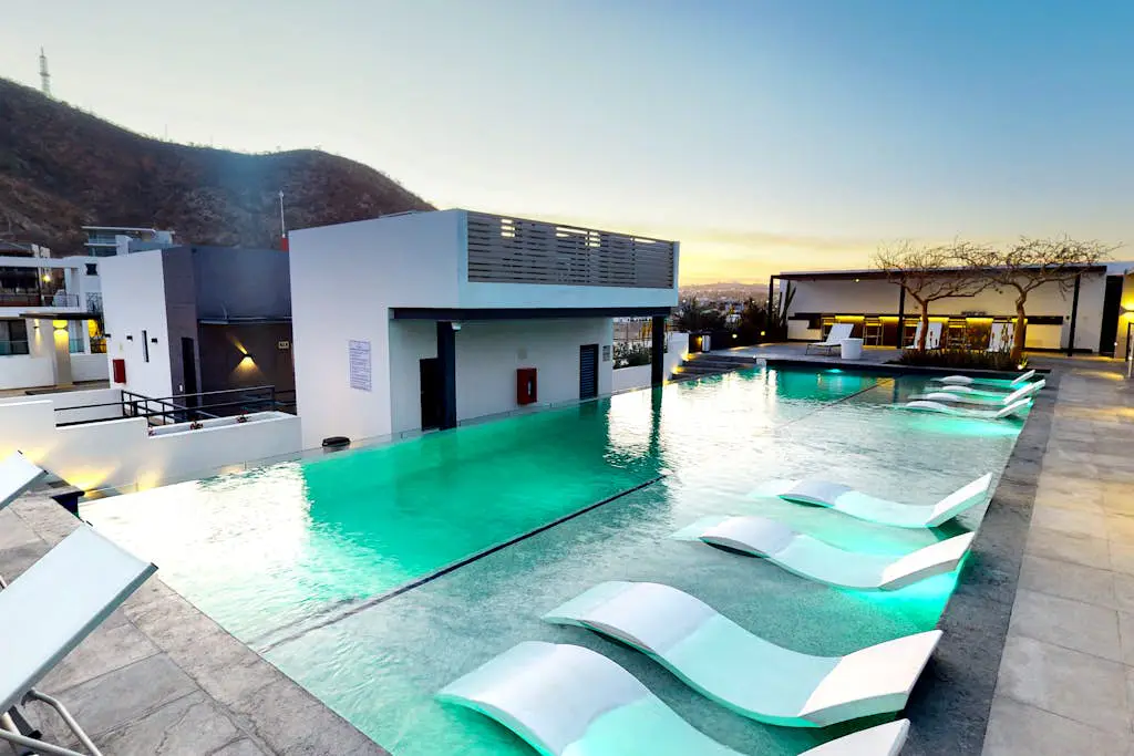 Cozy downtown Studio with Rooftop Pool & Arch/Ocean Views