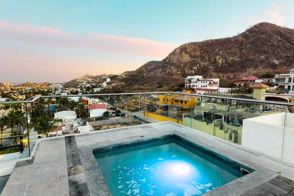 Cozy downtown Studio with Rooftop Pool & Arch/Ocean Views