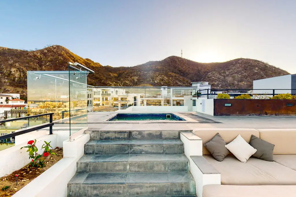 Cozy downtown Studio with Rooftop Pool & Arch/Ocean Views