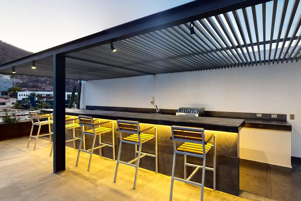 Cozy downtown Studio with Rooftop Pool & Arch/Ocean Views