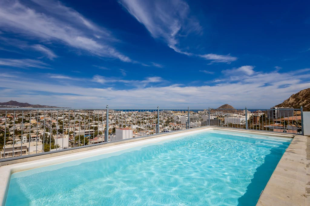 Hotel suite with ocean-view rooftop infinity pool, balconies & AC - dog-friendly