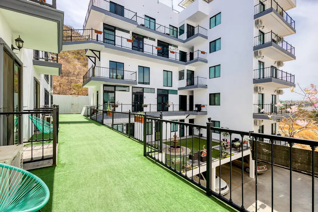 Hotel suite with ocean-view rooftop infinity pool, balconies & AC - dog-friendly