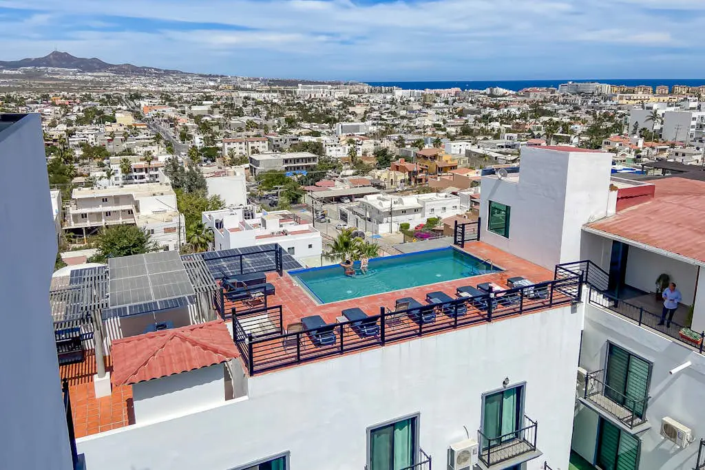 Hotel suite with ocean-view rooftop infinity pool, balconies & AC - dog-friendly