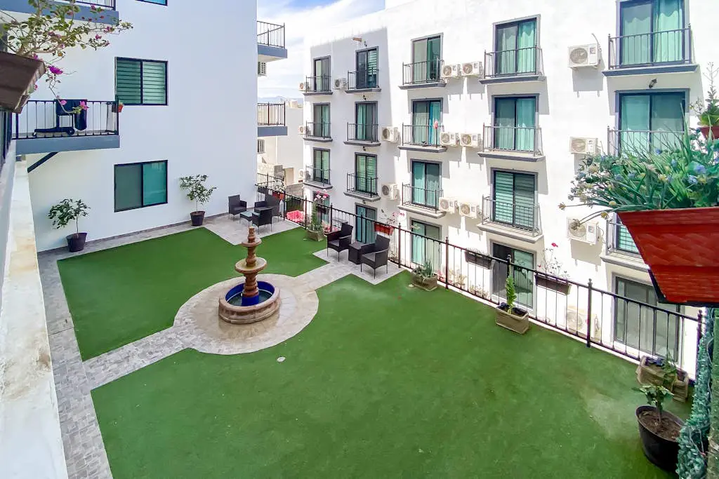Hotel suite with ocean-view rooftop infinity pool, balconies & AC - dog-friendly